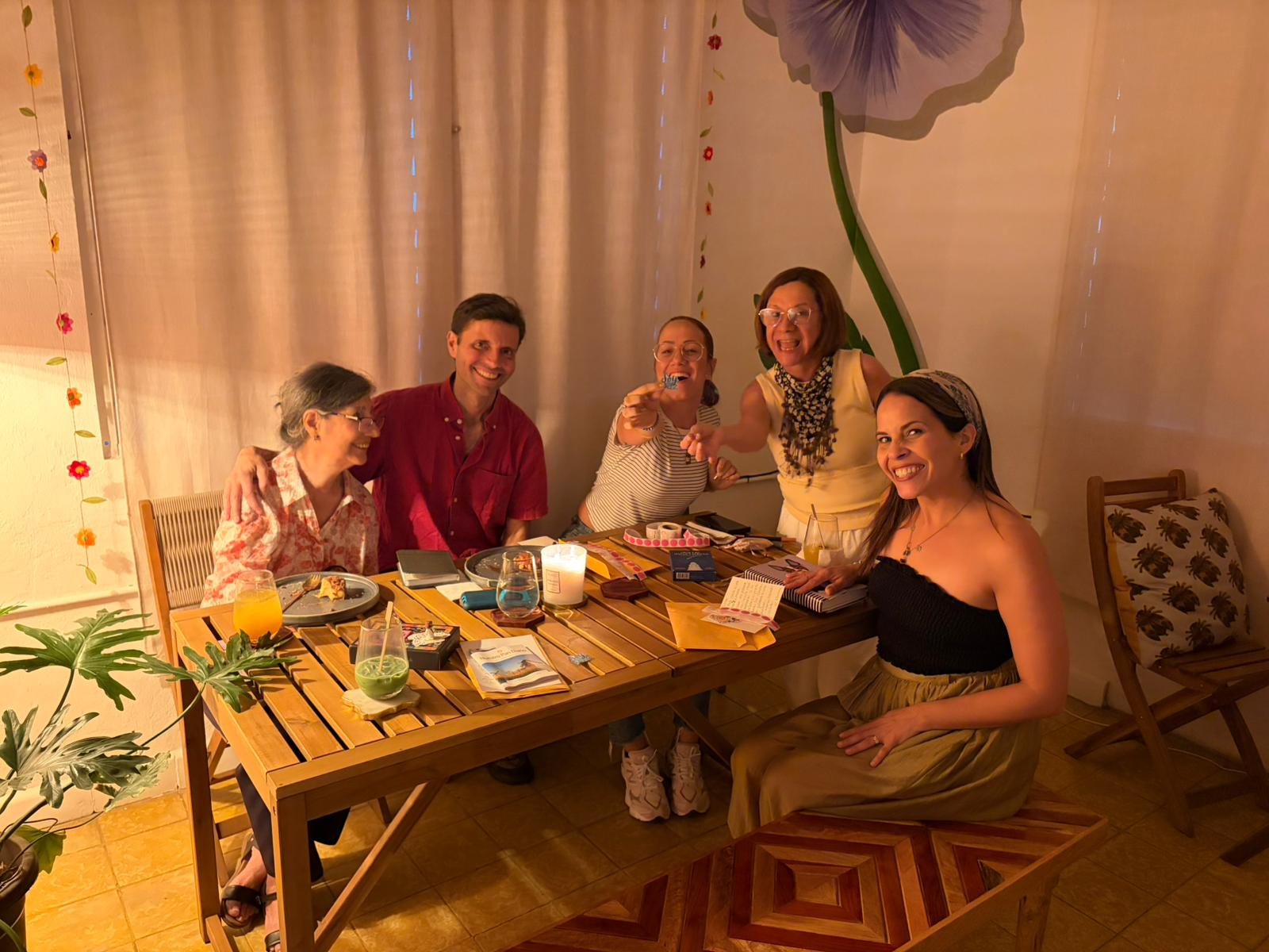 Comunidad compartiendo alrededor de una mesa