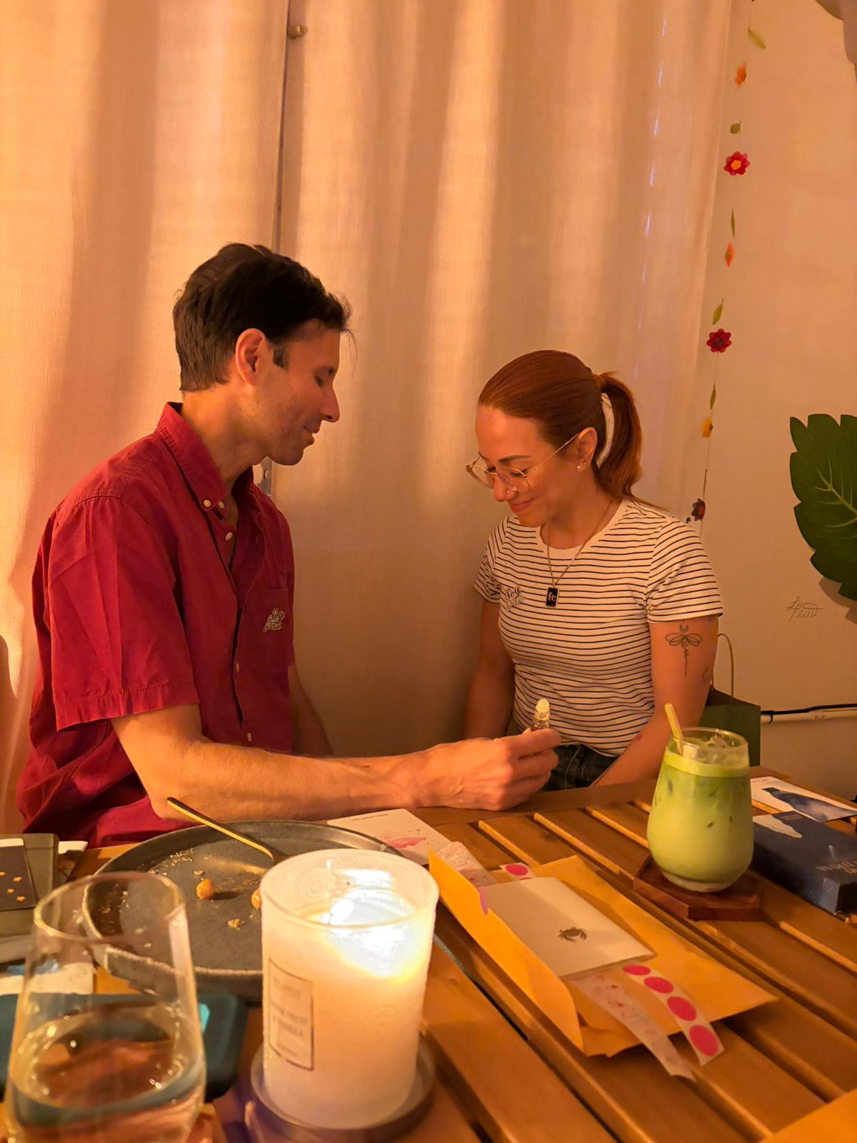 Dos personas conversan en una mesa