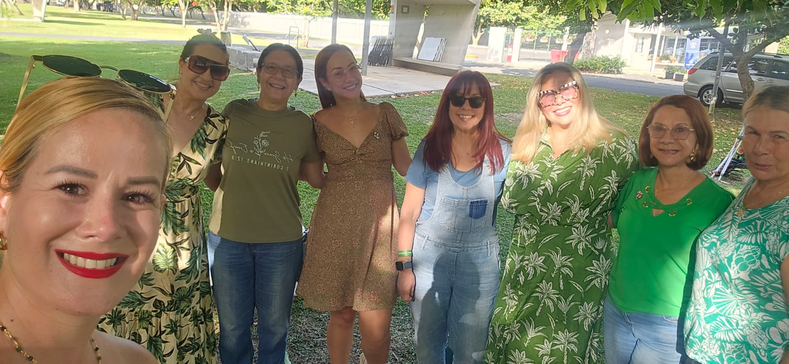 Mariluz cerca de Damaris, tercera persona de izquierda a derecha en la fotografía original