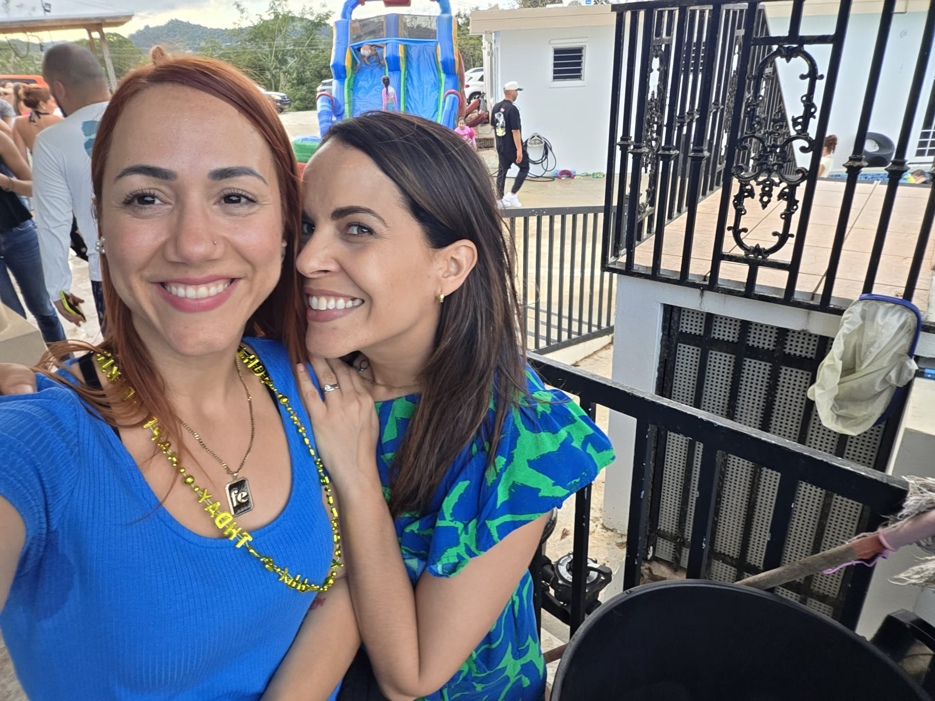 Mariluz y Keila sonríen juntas