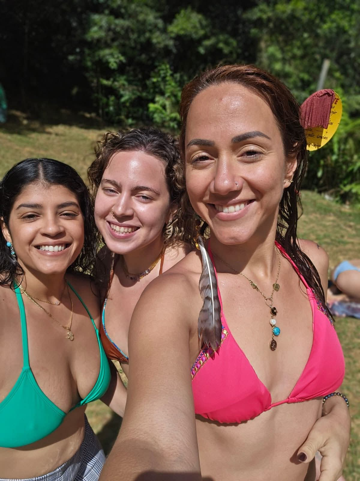 Keishla y Mariluz sonríen juntas al aire libre