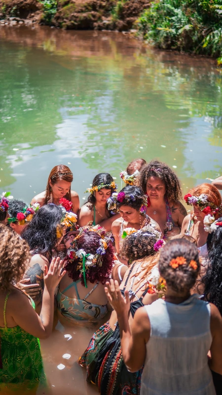 Un encuentro colorido junto al agua